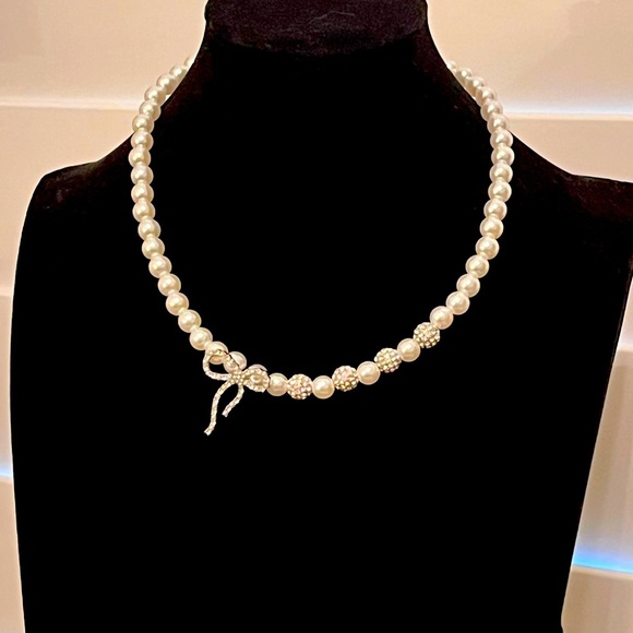 Beautiful Faux Pearl Necklace w/ dainty Rhinestone Bow & Beads - Picture 1 of 6